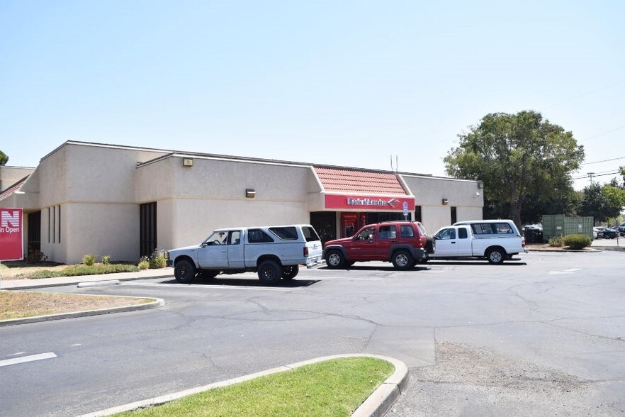 More Photos Of 180 N Redington St, Hanford Bank For Lease
