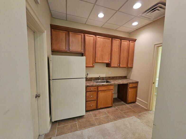 More Photos Of 833 Lincoln Ave, West Chester Light Distribution For Sale