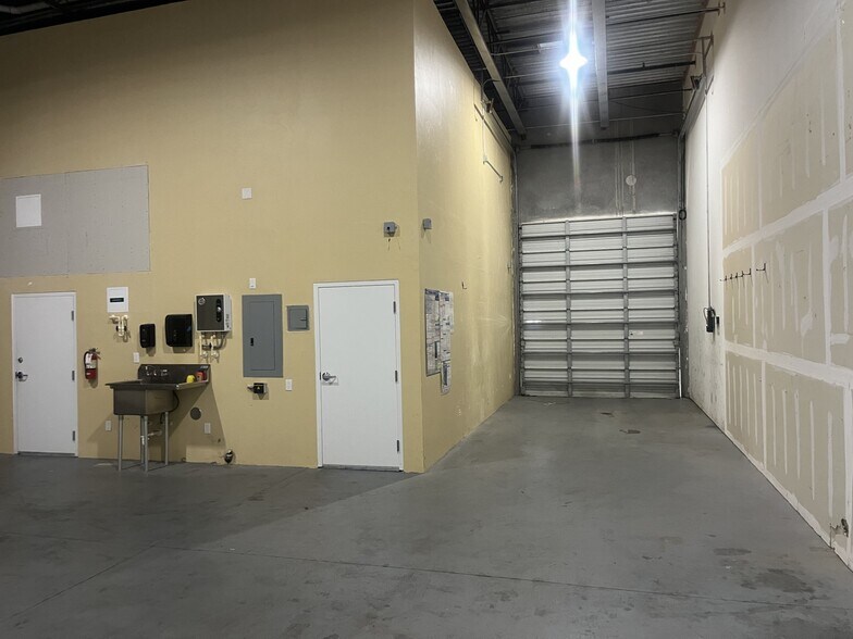 More Photos Of 12801 Commerce Lakes Dr, Fort Myers Light Distribution For Sale