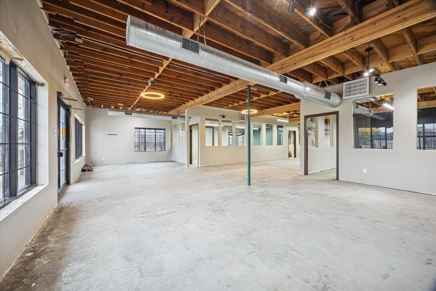 More Photos Of 4901 Yale St, Houston Office For Sale
