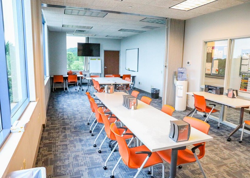 More Photos Of 1605 Heritage Dr, Northfield Office For Lease