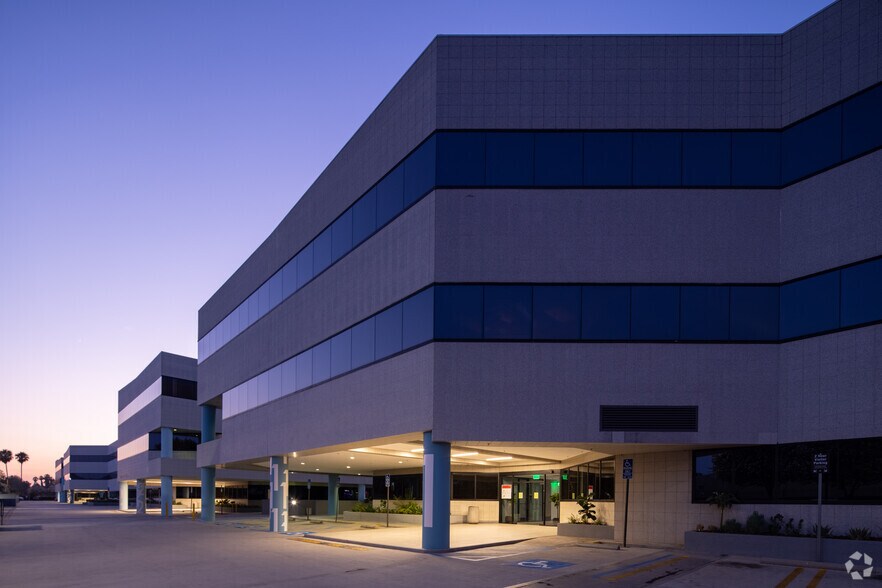 More Photos Of 6345 Balboa Blvd, Encino Unknown For Lease