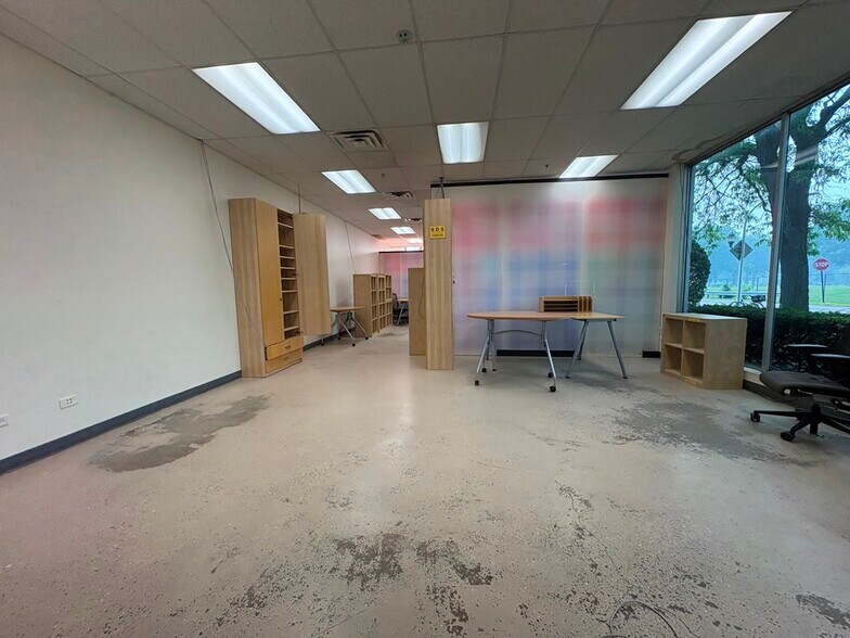 More Photos Of 4242 W Bryn Mawr Ave, Chicago Manufacturing For Lease