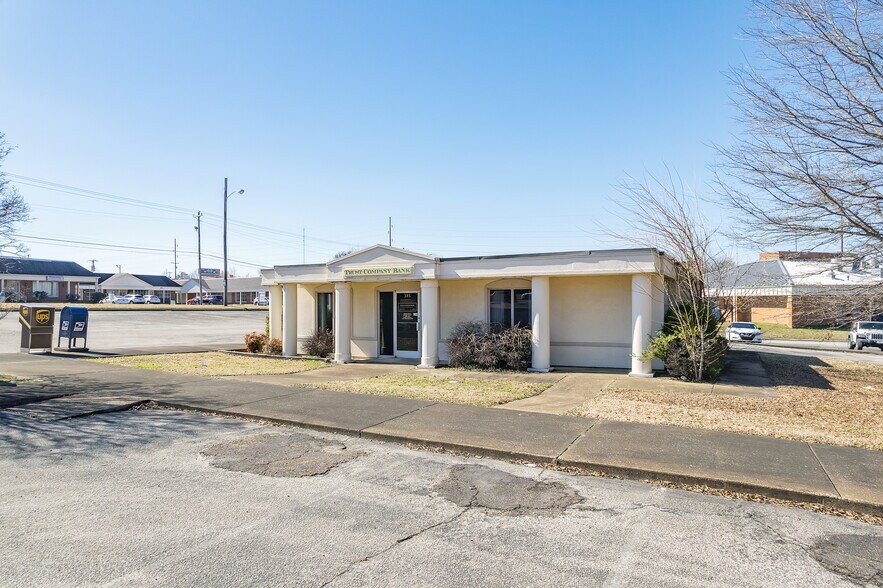 More Photos Of 385 N Parkway, Jackson Bank For Sale