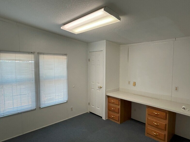 More Photos Of 601 Lily St, Corpus Christi Warehouse For Sale