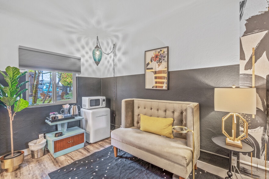 More Photos Of 1175 2nd St SE, Bandon Hotel For Sale