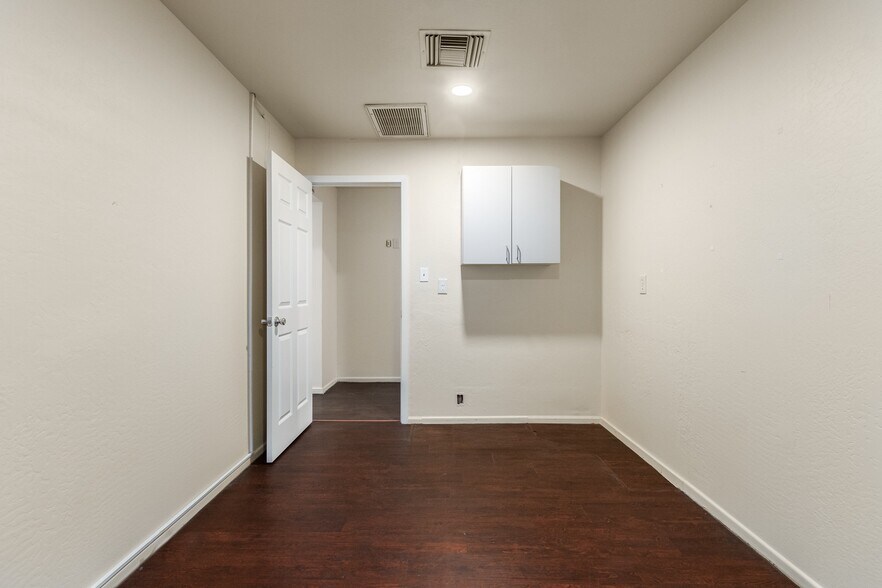 More Photos Of 2101 W Bethany Home Rd, Phoenix Office For Lease