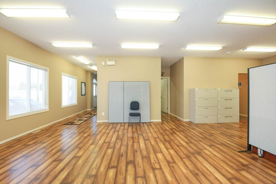 More Photos Of 5209 49A Ave, Bentley Office For Sale