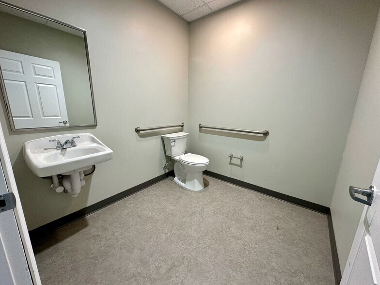 More Photos Of 5506 Bluebird St, Amarillo Service For Lease