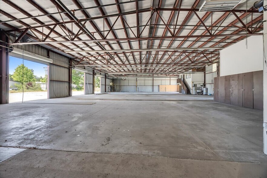 More Photos Of 20833 Mechanical Dr, Sonora Warehouse For Lease