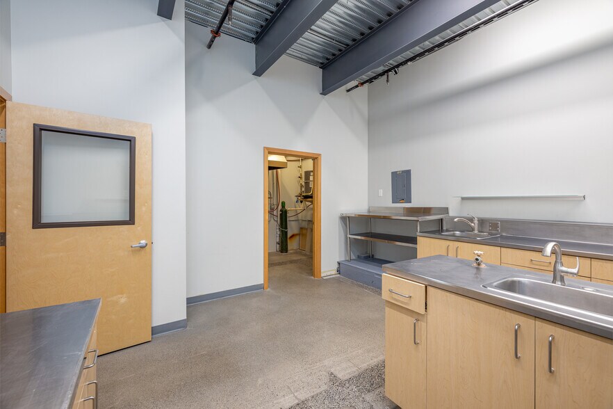 More Photos Of 909 Squalicum Way, Bellingham Flex For Sale