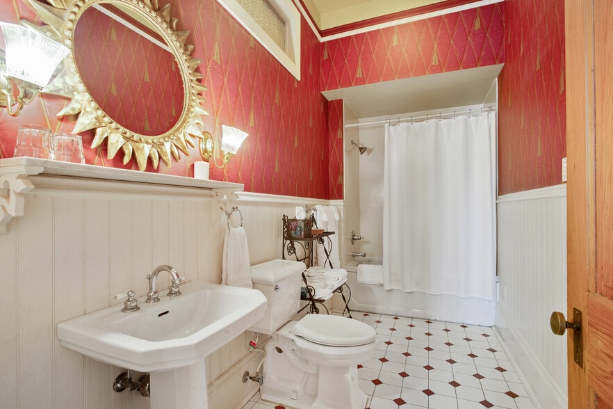 More Photos Of 4117 Perrier St, New Orleans Hotel For Sale