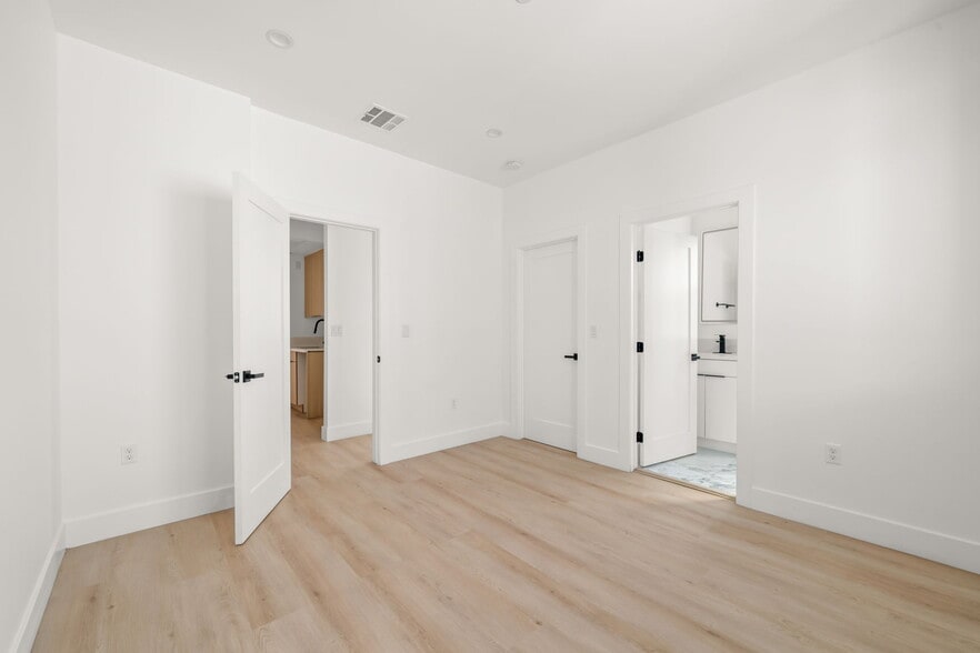 More Photos Of 1933 Magnolia Ave, Los Angeles Apartments For Sale