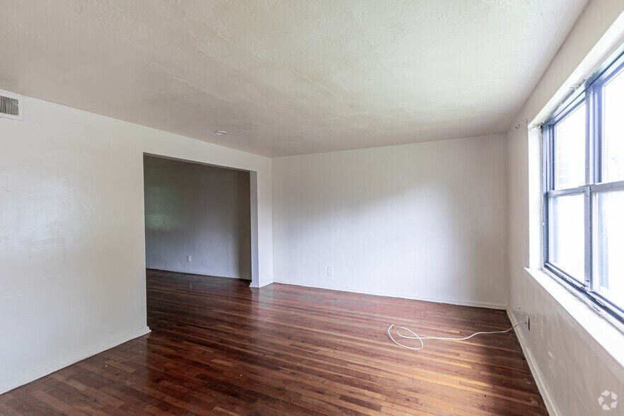 More Photos Of 35 Woodland Dr, Hartford Apartments For Sale