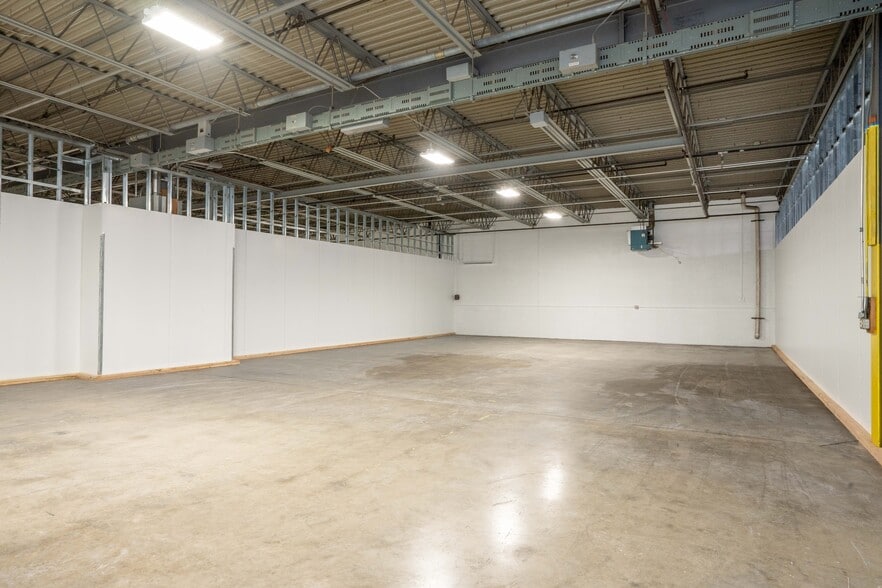 More Photos Of 6 Britton Dr, Bloomfield Warehouse For Lease