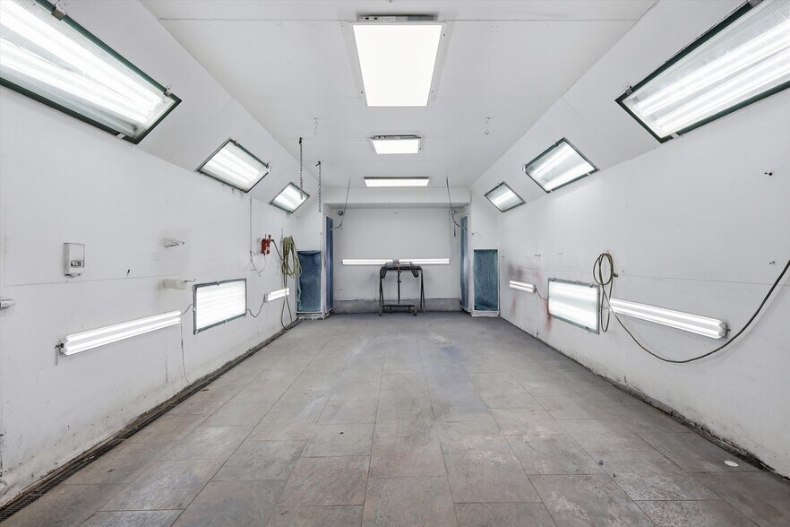 More Photos Of 7511 Leavenworth Rd, Kansas City Auto Repair For Sale