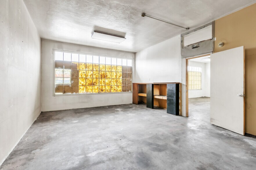 More Photos Of 227 Commission St, Salinas Showroom For Sale