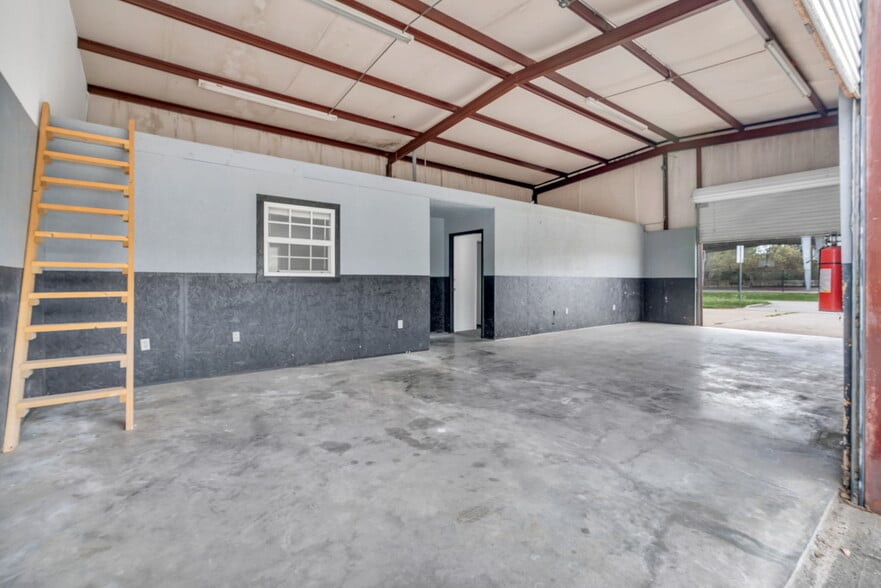 More Photos Of 340 Mechanic St, Tomball Light Distribution For Lease
