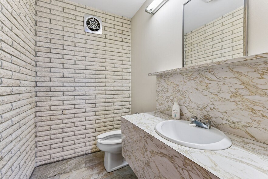 More Photos Of 506 College St W, Fayetteville Office For Sale