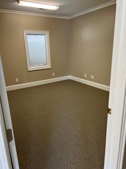 More Photos Of 704 Cromwell Dr, Greenville Office For Lease