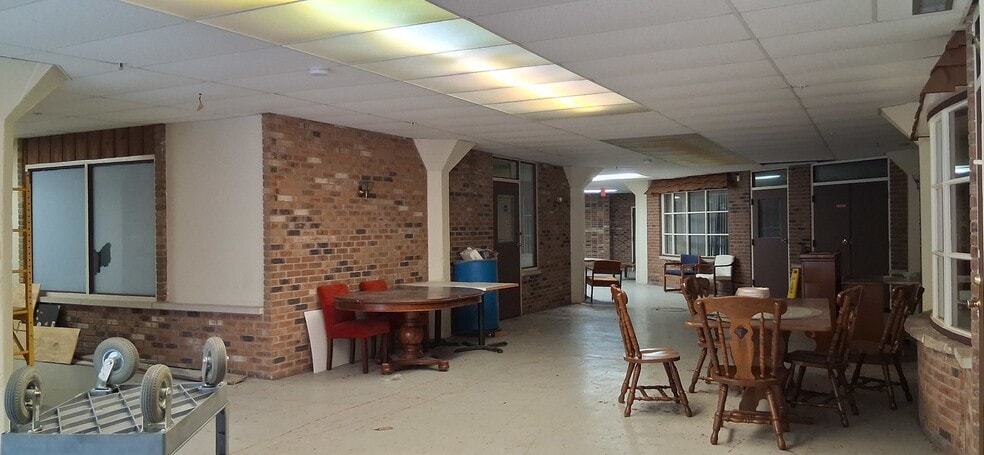 More Photos Of 2711 Sheridan Rd, Zion General Retail For Sale