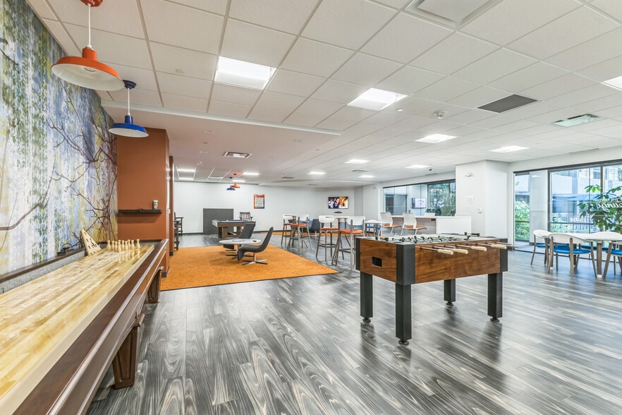 More Photos Of 25800 Northwestern Hwy, Southfield Office For Lease