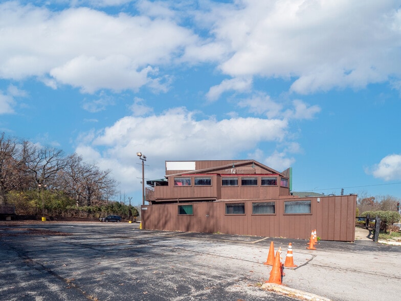 More Photos Of 13500 S Harlem Ave, Orland Park Bar For Sale