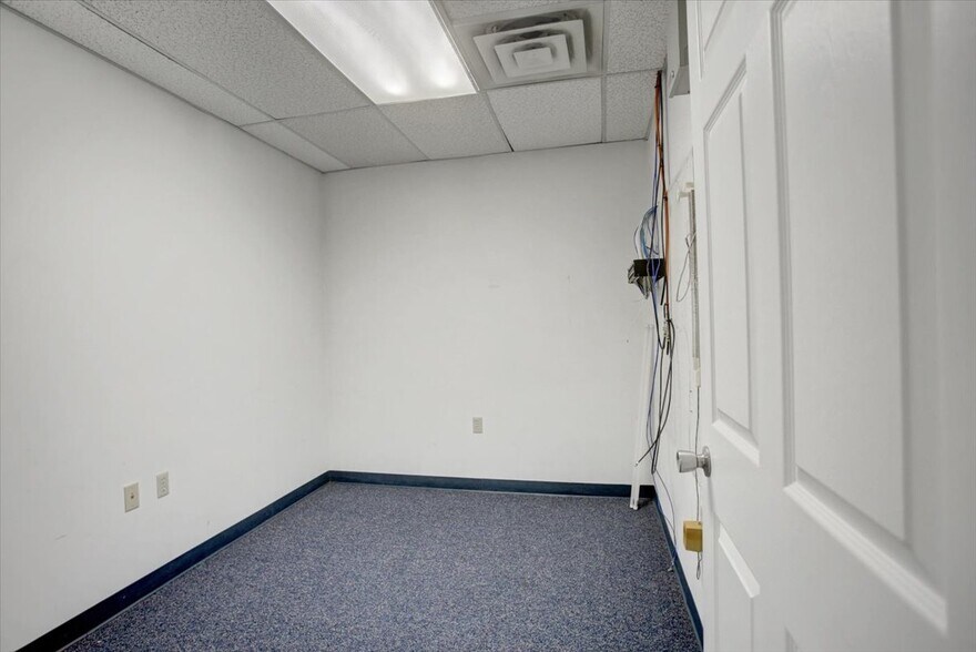 More Photos Of 1137 Kennebec Dr, Chambersburg Office For Sale