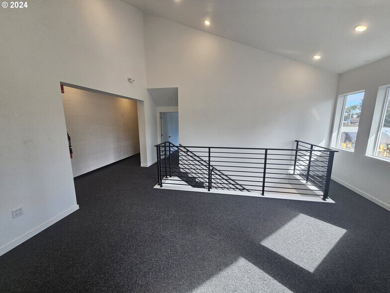 More Photos Of 5833 NE Portland Hwy, Portland Flex For Sale