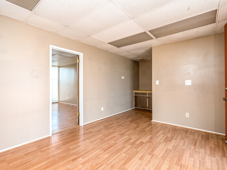 More Photos Of 3200 S Fairway St, Visalia Office For Lease