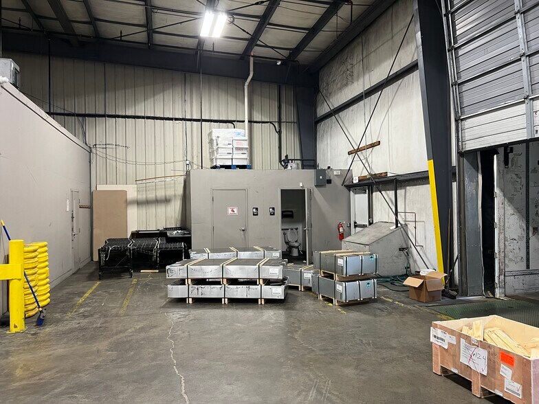 More Photos Of 1136 Dunlop Ln, Clarksville Warehouse For Lease