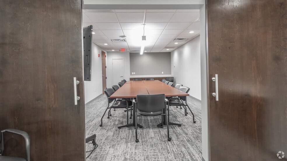 More Photos Of 860 Greenbrier Cir, Chesapeake Unknown For Lease