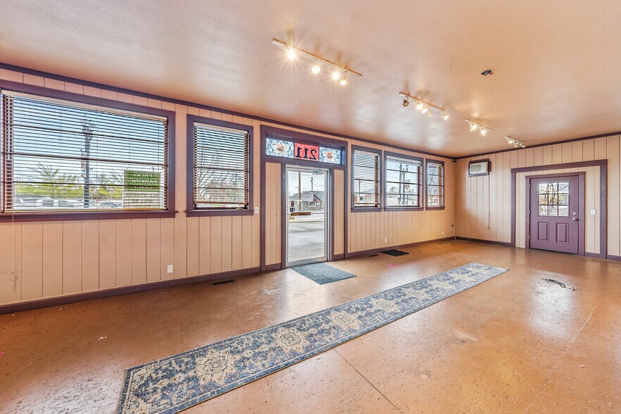 More Photos Of 211 Front St, Central Point General Retail For Sale
