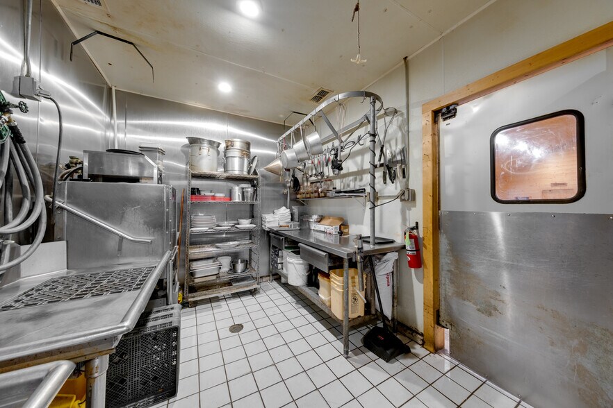 More Photos Of 17589 TX-19 Hwy, Montalba General Retail For Sale