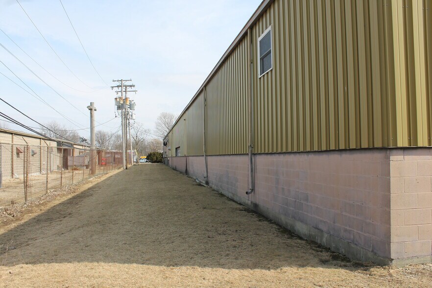 More Photos Of 121 Industrial Dr, Dekalb Manufacturing For Sale