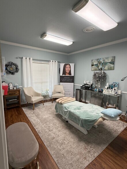 More Photos Of 600 S Harbor Ct, Granbury Office For Lease