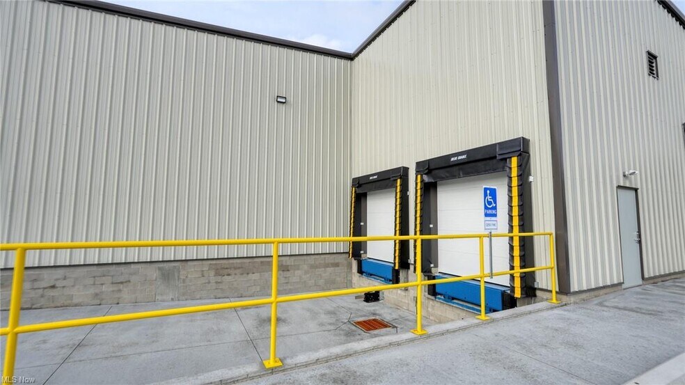 More Photos Of 703 Woodlawn Ave, Cambridge Warehouse For Lease