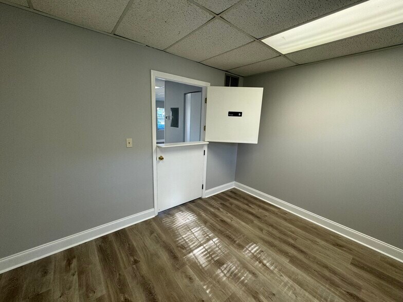 More Photos Of 550 Balmoral Cir N, Jacksonville Medical For Sale