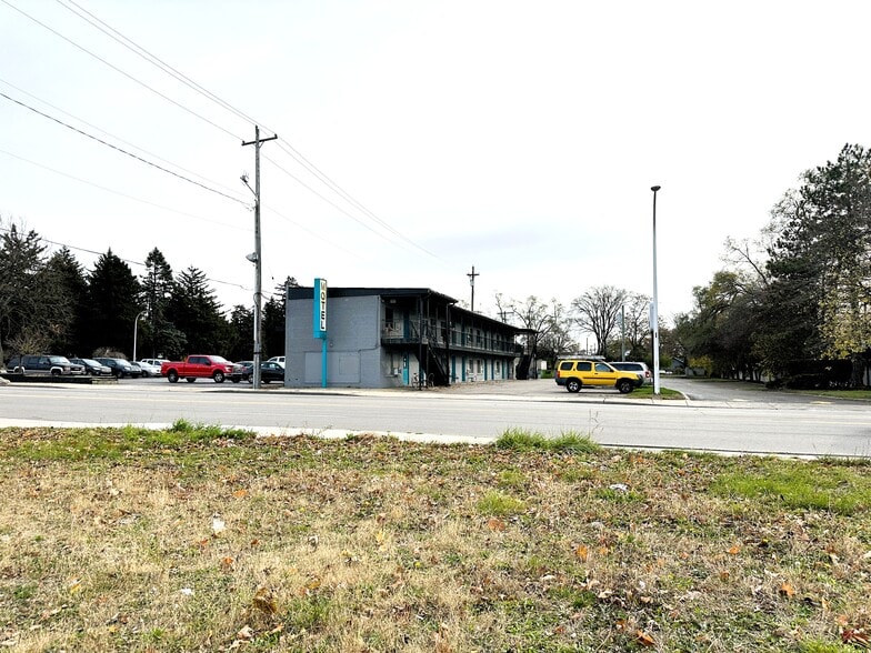 More Photos Of 111 W 12 Mile Rd, Royal Oak Hotel For Sale