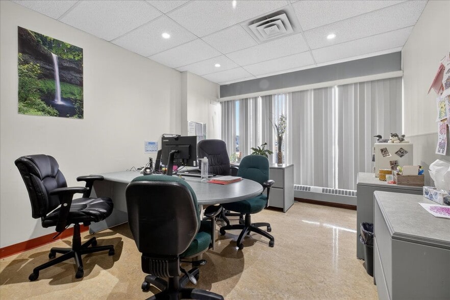 More Photos Of 11831 123 St NW, Edmonton Office For Sale