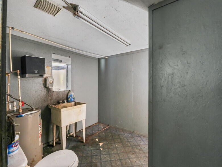 More Photos Of 2701 Pocola blvd, Pocola Industrial For Sale