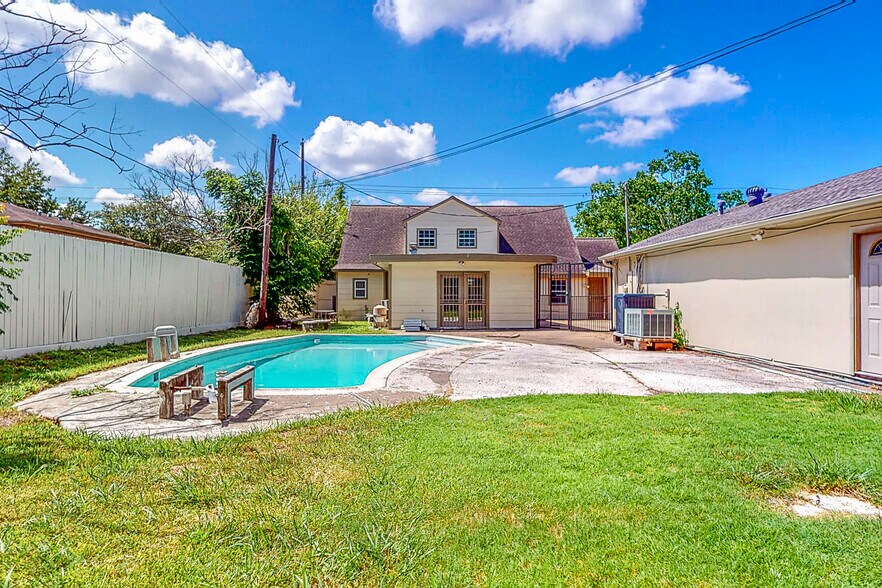 More Photos Of 5710 Edgemoor Dr, Houston Specialty For Sale