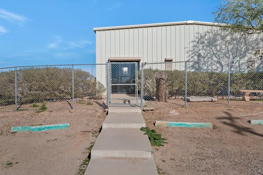 More Photos Of 3200 W Diamond St, Tucson Warehouse For Lease