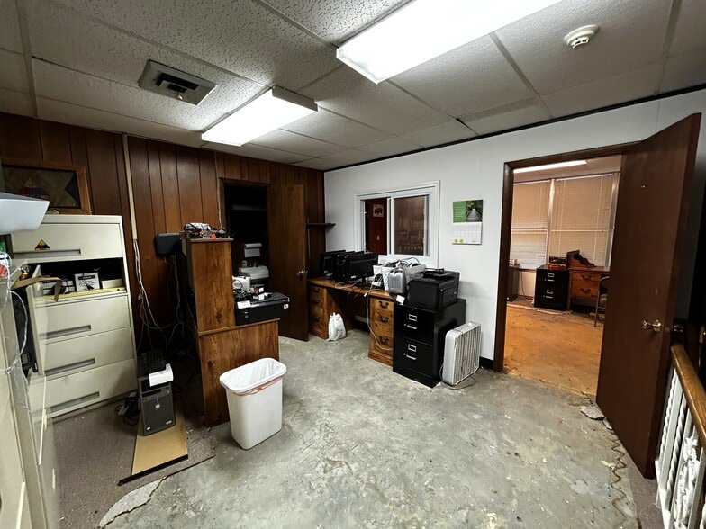 More Photos Of 3305 Blue Ridge Cutoff, Independence Office For Sale