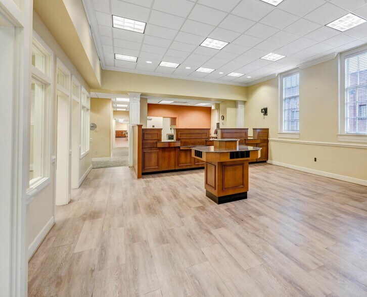 More Photos Of 1323 Grandin Rd SW, Roanoke Storefront For Lease