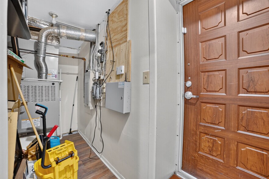More Photos Of 108-110 W Grove St, Kaufman Office For Lease