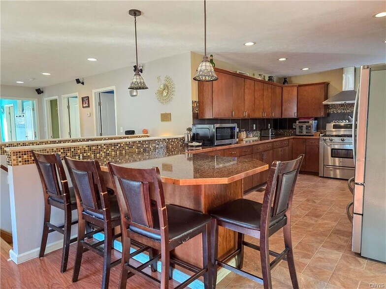 More Photos Of 337 N Peterboro St, Canastota Flex For Sale