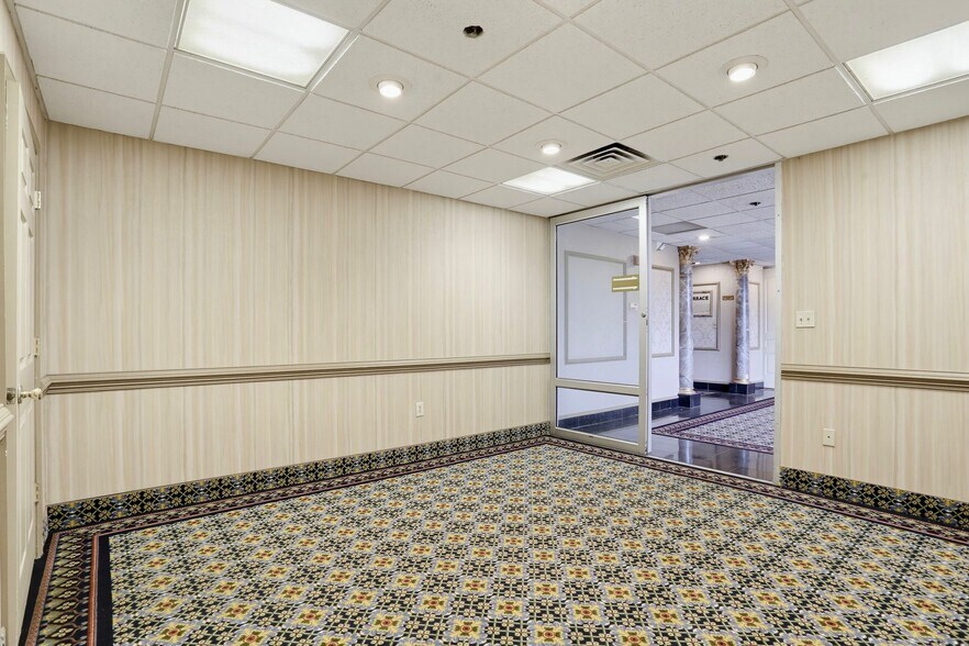More Photos Of 505 Jermor Ln, Westminster Restaurant For Lease