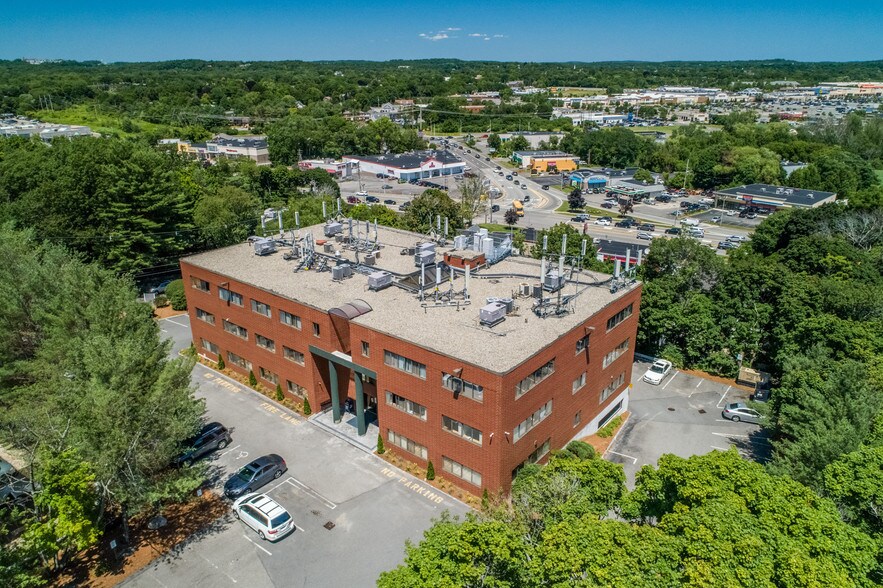 More Photos Of 39 Cross St, Peabody Medical For Lease
