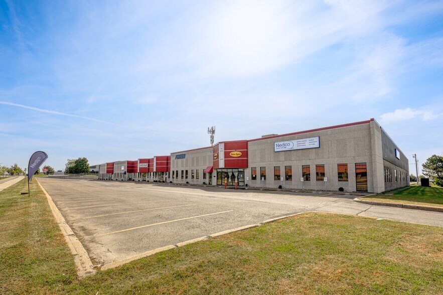 More Photos Of 3148-3178 Boul Industriel, Laval Flex For Lease